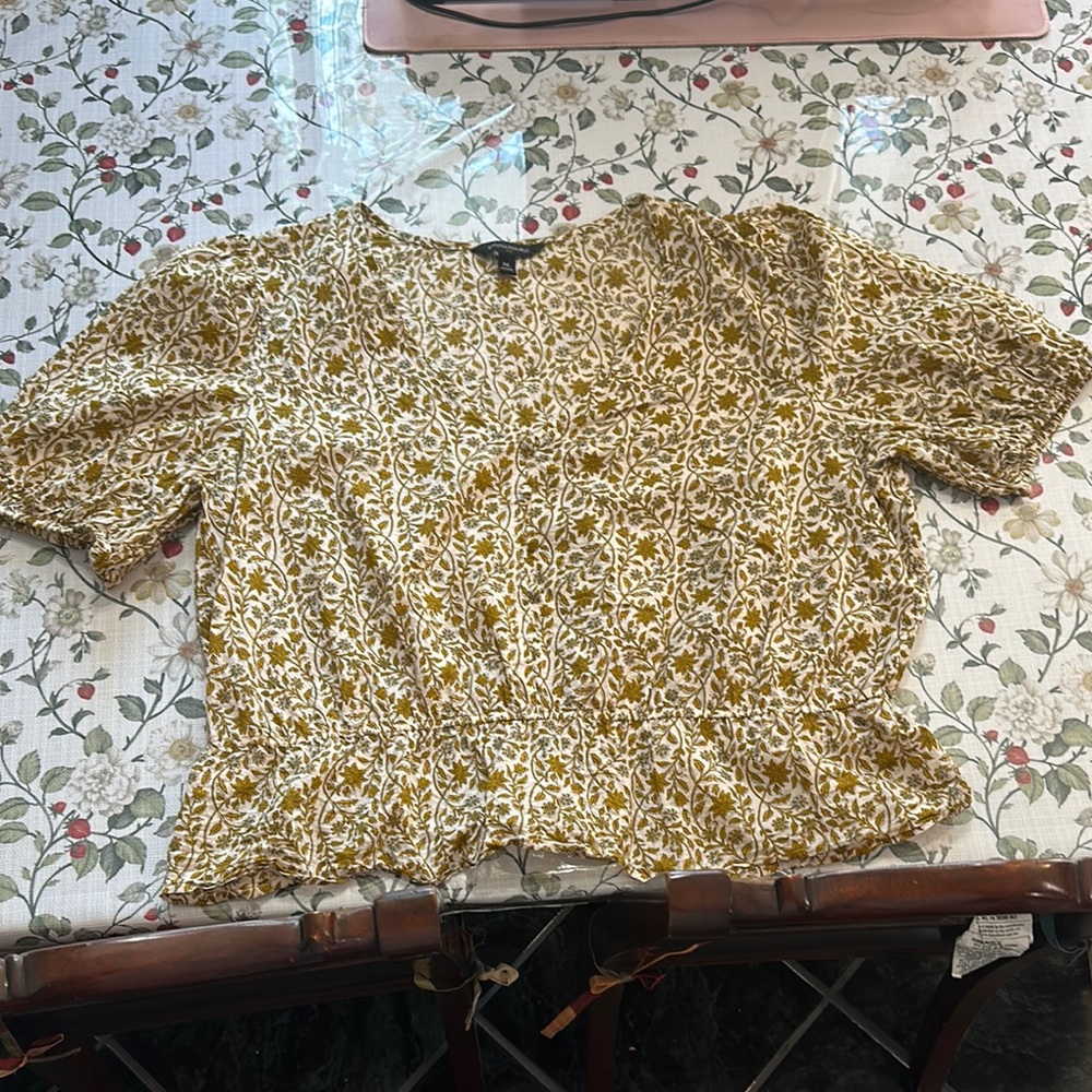 Banana Republic 100% cotton Yellow Floral peplum Blouse size XL